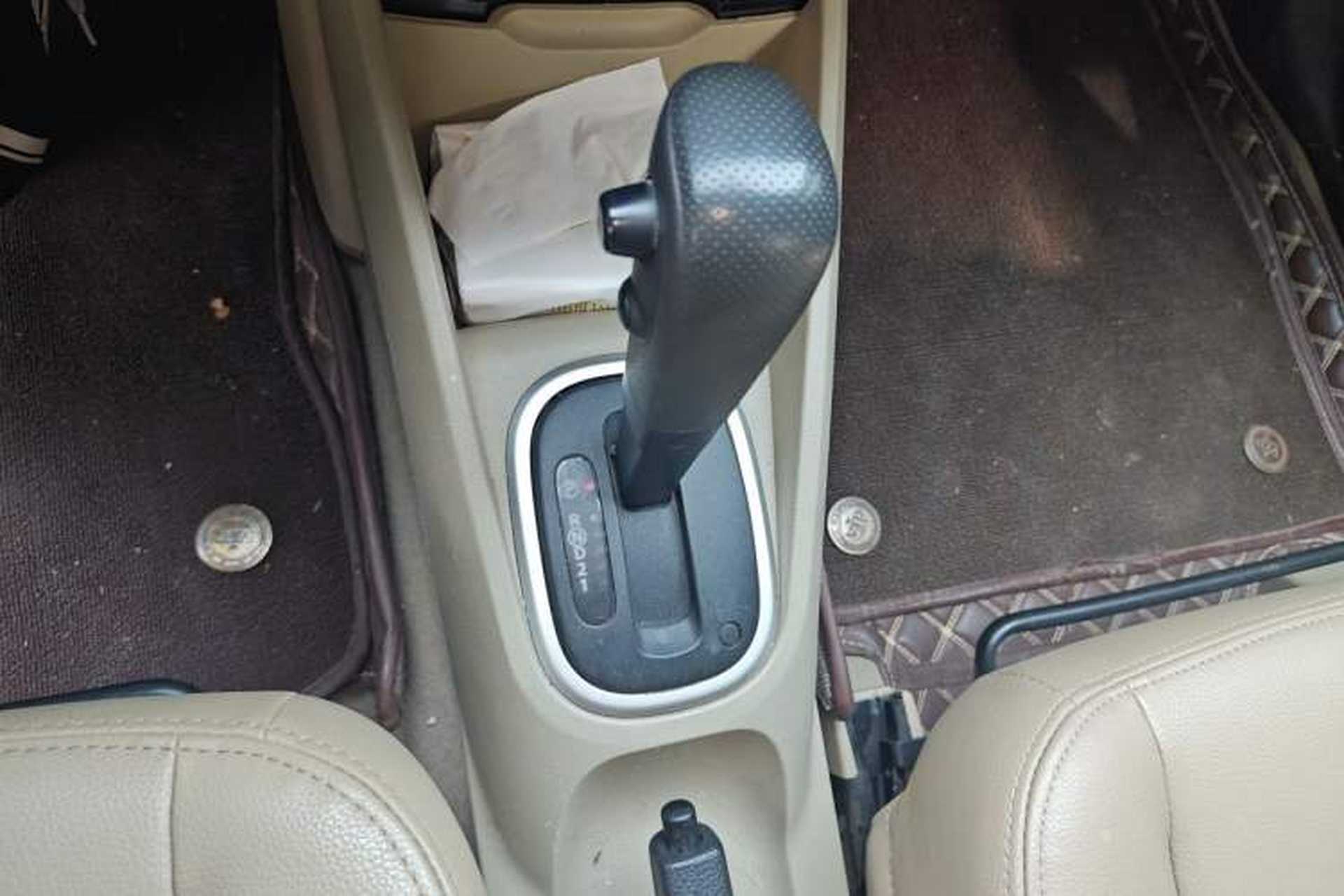 Used Venucia R50 2013 1.6L Automatic Luxury Edition Gear Lever