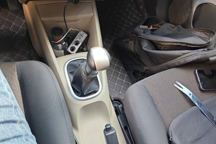 Used Venucia R50 2013 1.6L Manual Fashion Edition Gear Lever