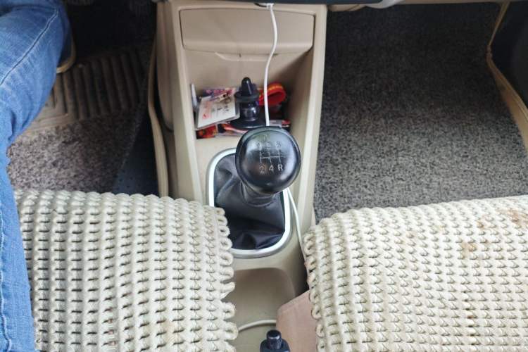 Used Venucia R50 2013 1.6L Manual Fashion Edition Gear Lever