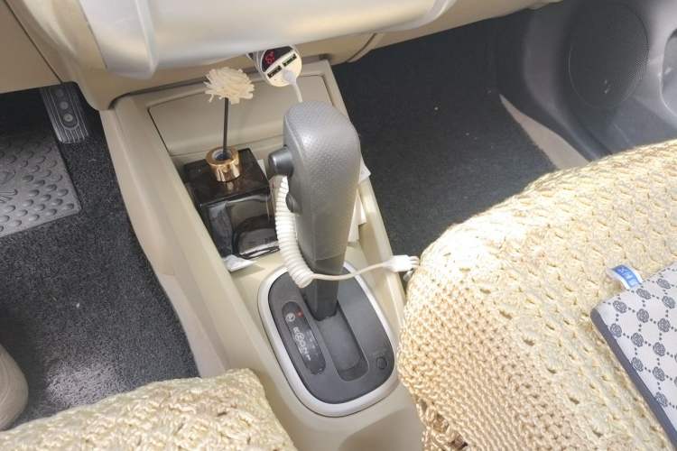 Used Venucia R50 2013 1.6L Automatic Luxury Edition Gear Lever