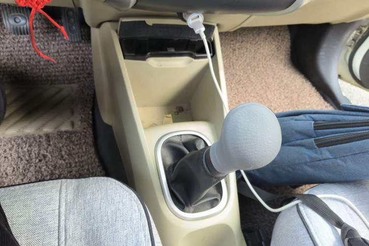 Used Venucia R50 2013 1.6L Manual Fashion Edition Gear Lever