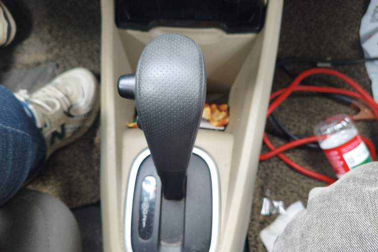 Used Venucia R50 2013 1.6L Automatic Fashion Edition Gear Lever