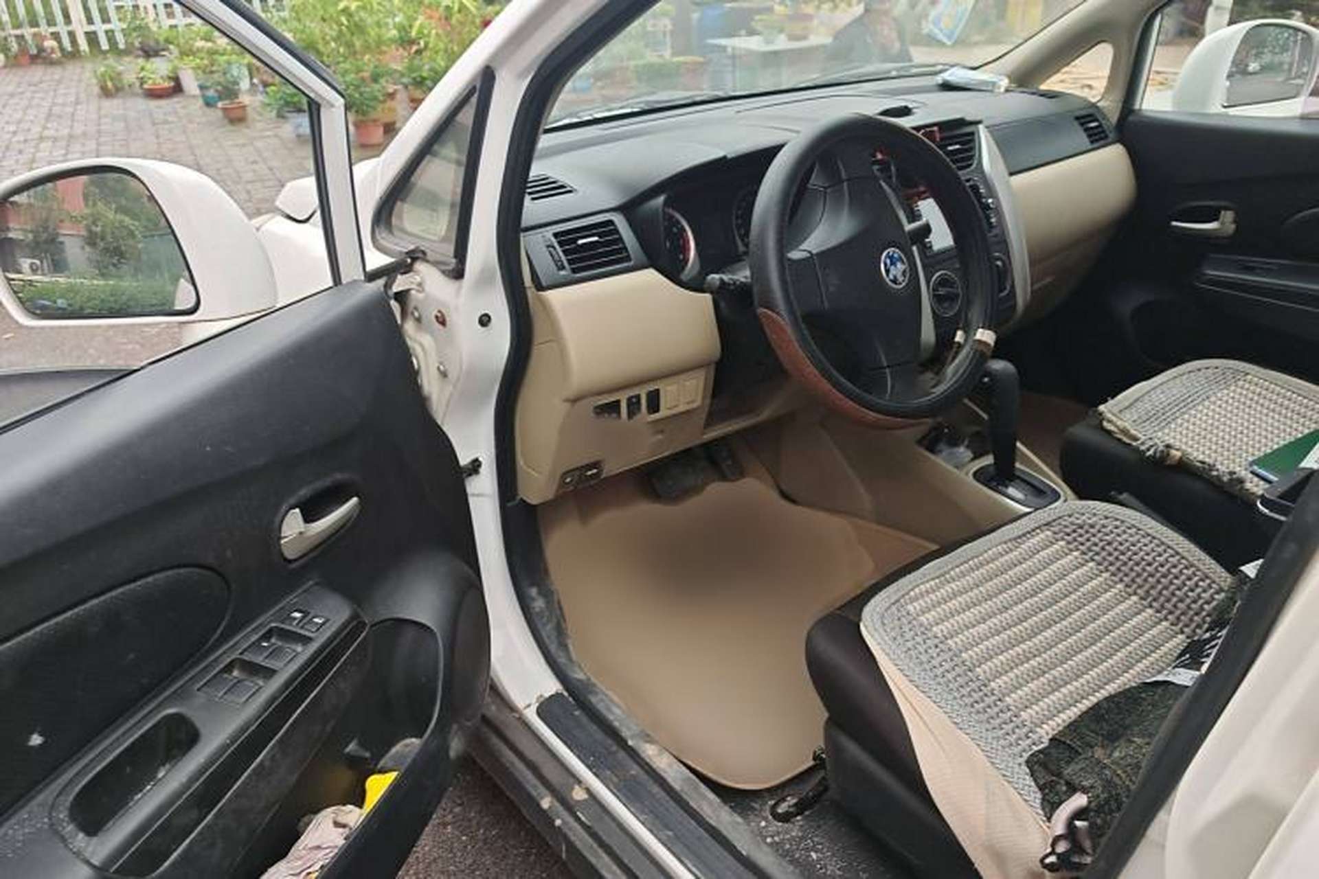 Used Venucia R50 2013 1.6L Automatic Fashion Edition Interior 3