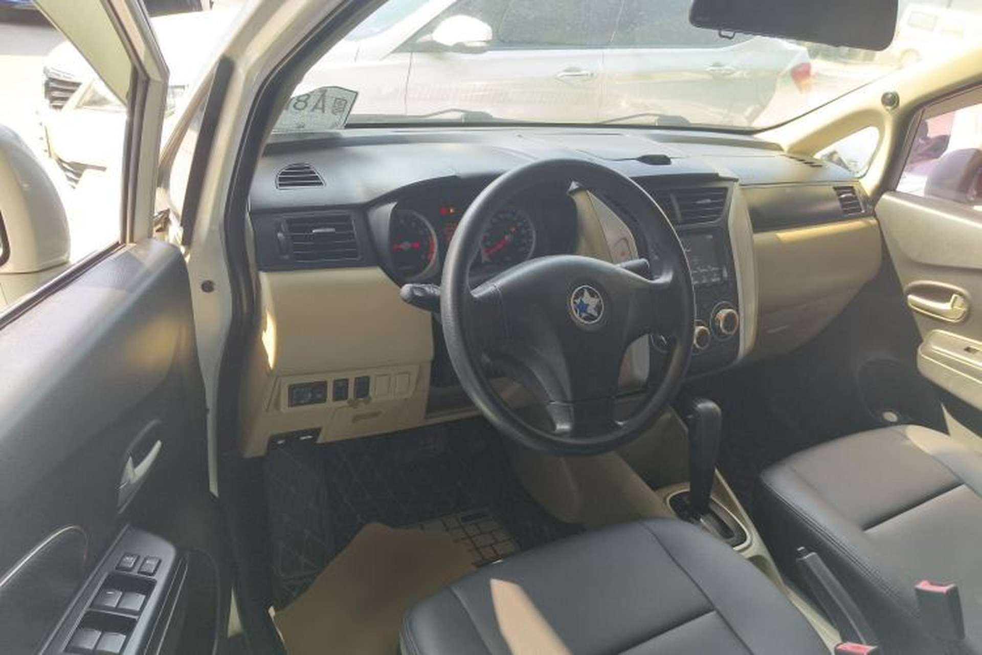 Used Venucia R50 2013 1.6L Automatic Fashion Edition Interior 3