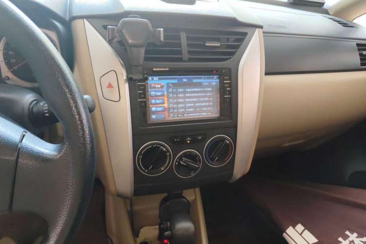 Used Venucia R50 2013 1.6L Automatic Fashion Edition Interior 3
