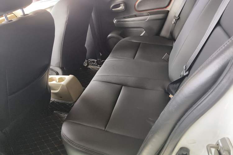 Used Venucia R50 2013 1.6L Automatic Fashion Edition Interior 4