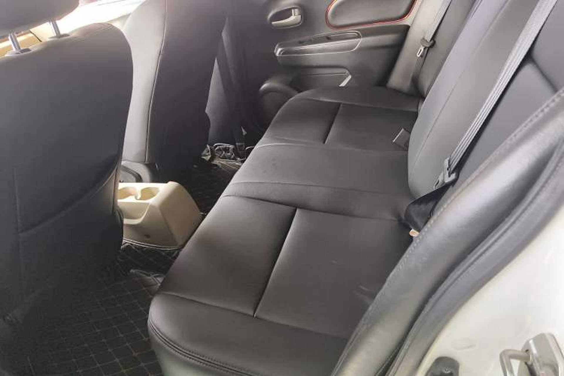 Used Venucia R50 2013 1.6L Automatic Fashion Edition Interior 4