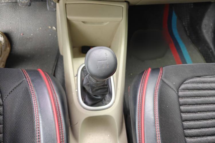 Used Venucia R50 2013 1.6L Manual Fashion Edition Interior 4