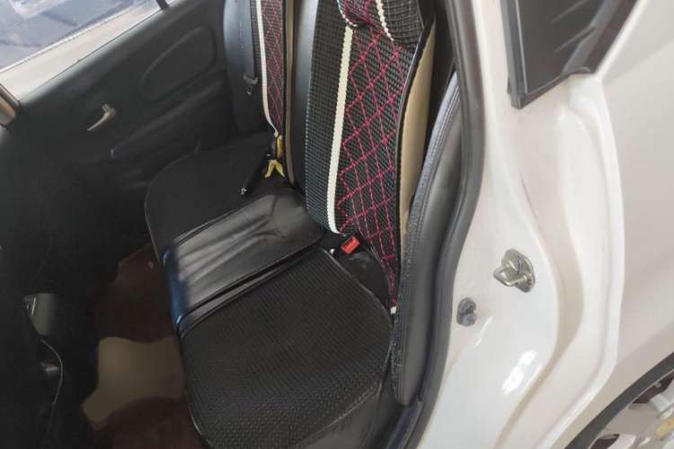 Used Venucia R50 2013 1.6L Automatic Fashion Edition Interior 6