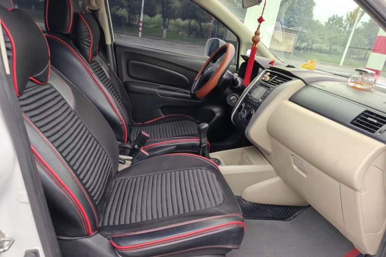 Used Venucia R50 2013 1.6L Manual Fashion Edition Interior 8