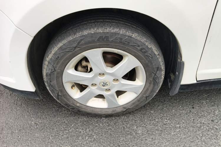 Used Venucia R50 2013 1.6L Manual Luxury Edition Left Front Wheel Hub