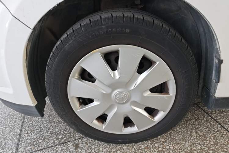 Used Venucia R50 2013 1.6L Manual Fashion Edition Left Front Wheel Hub
