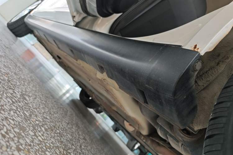 Used Venucia R50 2013 1.6L Manual Fashion Edition Left Side Sill