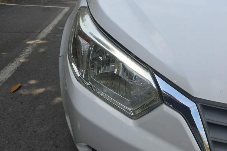 Used Venucia R50 2013 1.6L Manual Fashion Edition Right Front Headlight