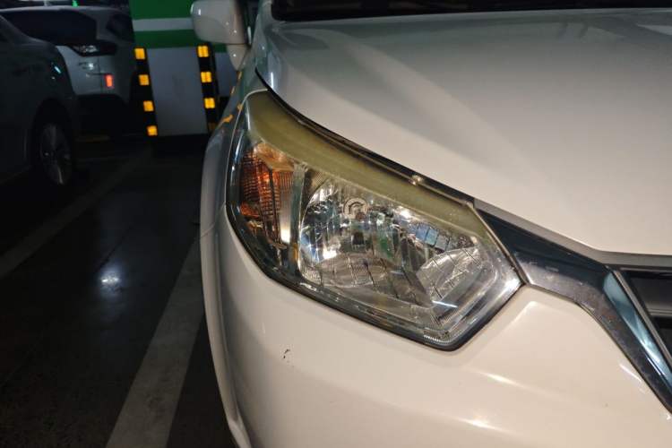Used Venucia R50 2013 1.6L Automatic Fashion Edition Right Front Headlight