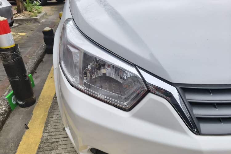 Used Venucia R50 2013 1.6L Manual Fashion Edition Right Front Headlight