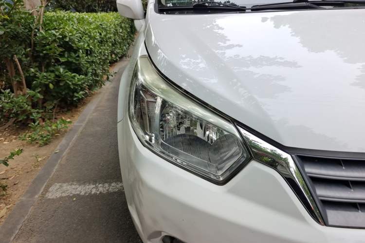 Used Venucia R50 2013 1.6L Automatic Luxury Edition Right Front Headlight