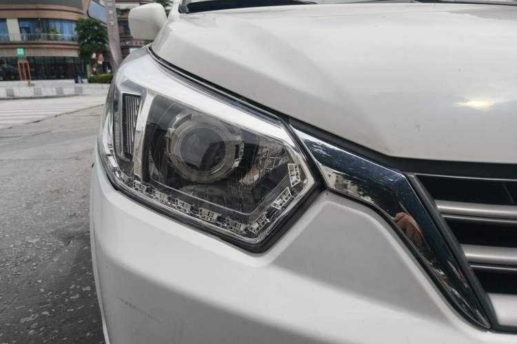 Used Venucia R50 2013 1.6L Automatic Luxury Edition Right Front Headlight