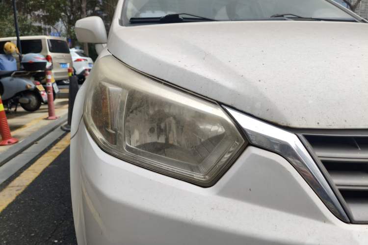 Used Venucia R50 2013 1.6L Automatic Fashion Edition Right Front Headlight