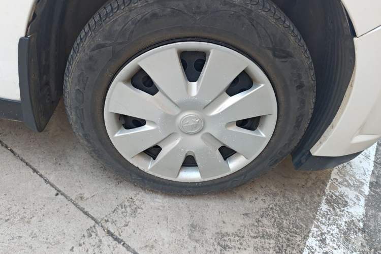 Used Venucia R50 2013 1.6L Manual Fashion Edition Right Front Wheel Hub