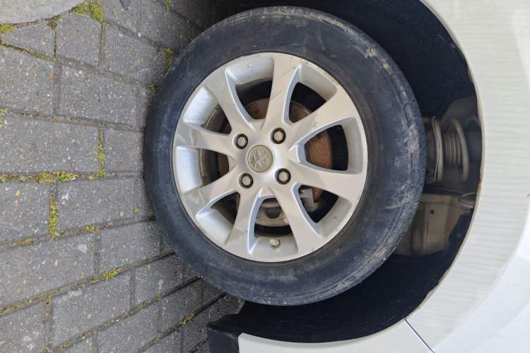 Used Venucia R50 2013 1.6L Manual Fashion Edition Right Front Wheel Hub