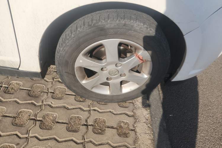 Used Venucia R50 2013 1.6L Automatic Luxury Edition Right Front Wheel Hub