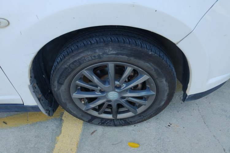 Used Venucia R50 2013 1.6L Automatic Fashion Edition Right Front Wheel Hub