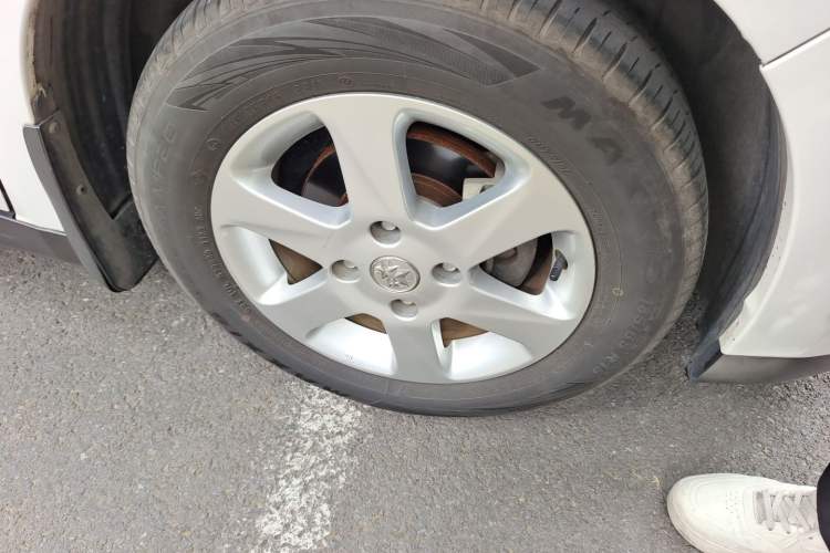 Used Venucia R50 2013 1.6L Automatic Luxury Edition Right Front Wheel Hub