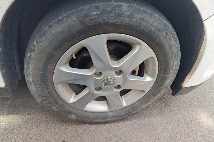 Used Venucia R50 2013 1.6L Automatic Luxury Edition Right Front Wheel Hub