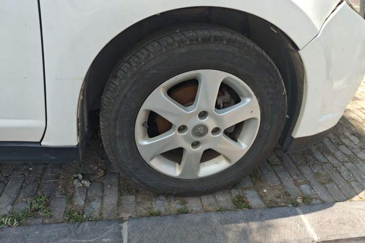 Used Venucia R50 2013 1.6L Manual Fashion Edition Right Front Wheel Hub