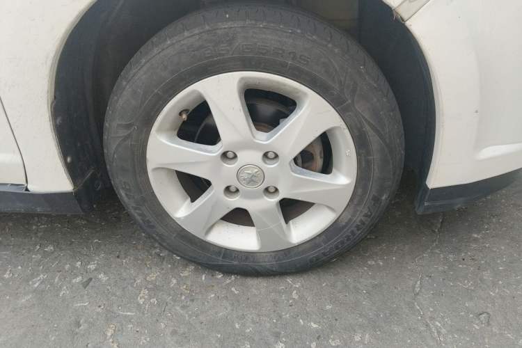 Used Venucia R50 2013 1.6L Automatic Luxury Edition Right Front Wheel Hub