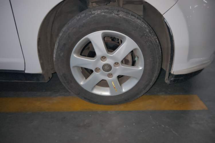 Used Venucia R50 2013 1.6L Manual Fashion Edition Right Front Wheel Hub