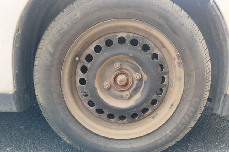Used Venucia R50 2013 1.6L Automatic Fashion Edition Right Front Wheel Hub