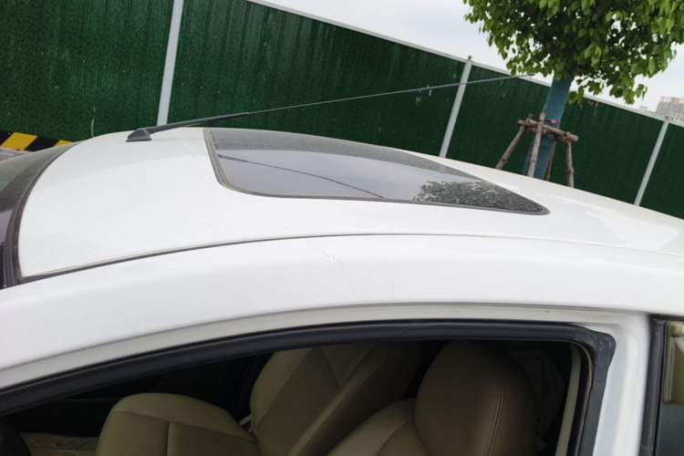 Used Venucia R50 2013 1.6L Manual Luxury Edition Roof
