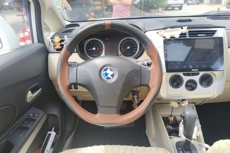 Used Venucia R50 2013 1.6L Automatic Luxury Edition Steering Wheel