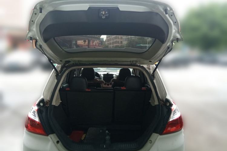 Used Venucia R50 2013 1.6L Automatic Fashion Edition Trunk