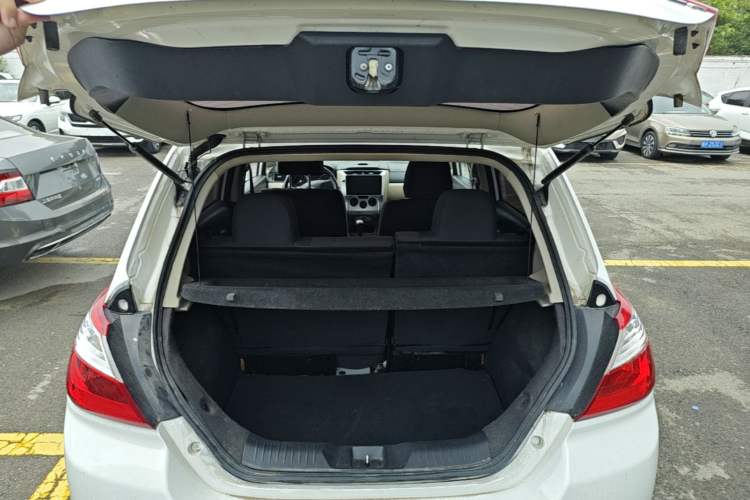 Used Venucia R50 2013 1.6L Manual Fashion Edition Trunk