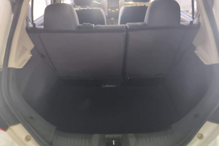 Used Venucia R50 2013 1.6L Automatic Fashion Edition Trunk