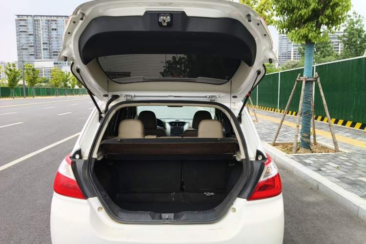 Used Venucia R50 2013 1.6L Manual Luxury Edition Trunk