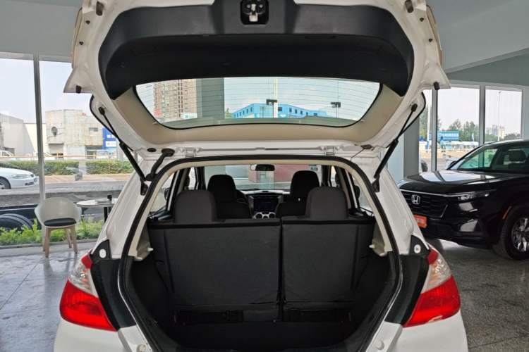 Used Venucia R50 2013 1.6L Manual Fashion Edition Trunk