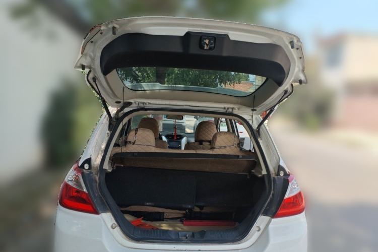 Used Venucia R50 2013 1.6L Manual Fashion Edition Trunk