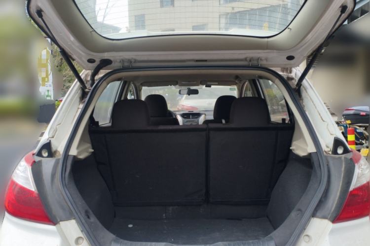 Used Venucia R50 2013 1.6L Automatic Fashion Edition Trunk