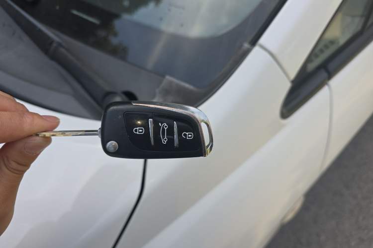 Used Venucia R50 2013 1.6L Manual Fashion Edition Vehicle Key
