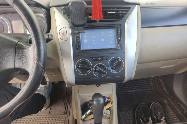 Used Venucia R50 2014 1.6L Automatic Splendid Edition Audio And AC Panel