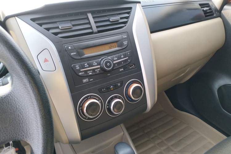 Used Venucia R50 2014 1.6L Automatic Splendid Edition Audio And AC Panel