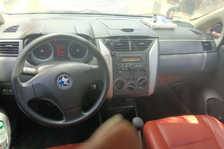 Used Venucia R50 2014 1.6L Manual Splendid Edition Center Console