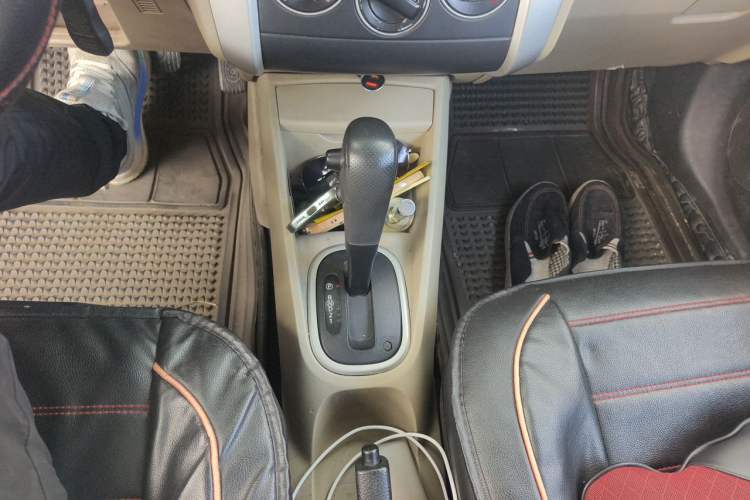 Used Venucia R50 2014 1.6L Automatic Splendid Edition Gear Lever