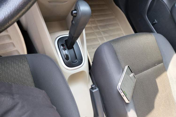 Used Venucia R50 2014 1.6L Automatic Splendid Edition Gear Lever