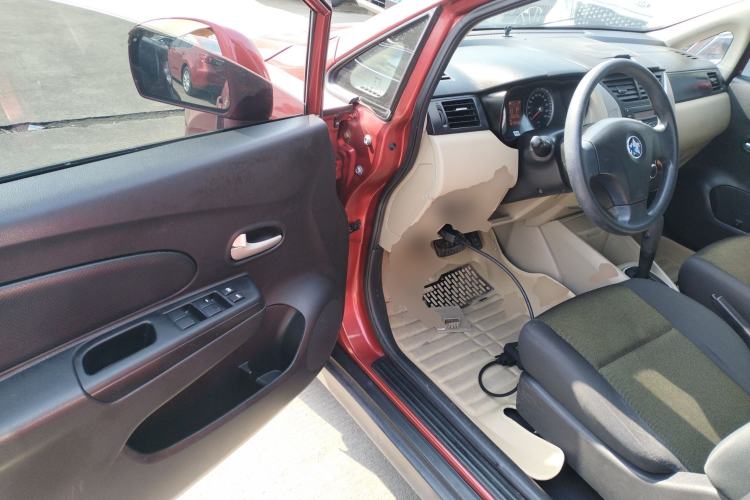 Used Venucia R50 2014 1.6L Automatic Splendid Edition Interior 3