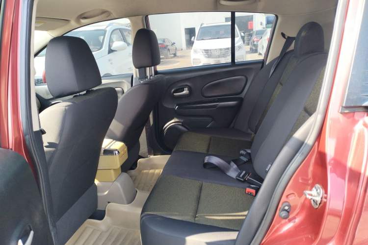Used Venucia R50 2014 1.6L Automatic Splendid Edition Interior 4